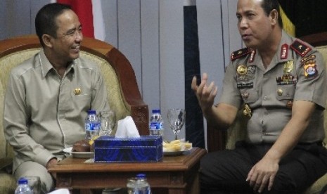 Ketua DPRD Banten Asep Rahmatullah berbincang dengan Kapolda Banten Brigjen Boy Rafli Amar.