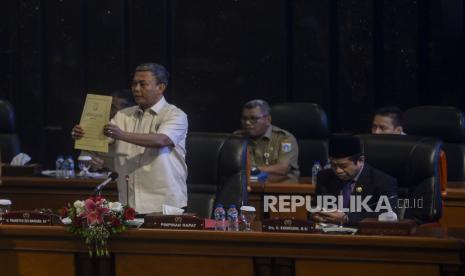 Ketua DPRD DKI Jakarta Prasetyo Edi Marsudi (kiri) menerima dokumen rekomendasi nama calon Penjabat (Pj) Gubernur pengganti Anies Baswedan saat  Rapat Pimpinan Gabungan di Gedung DPRD DKI Jakarta, Selasa (13/9/2022). Rapat yang dihadiri oleh pimpinan sembilan fraksi memutuskan tiga nama yang akan diberikan kepada Menteri Dalam Negeri, yaitu Heru Budi Hartono, Bahtiar dan Marullah Matali. Republika/Putra M. Akbar