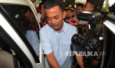 Ketua DPRD DKI Jakarta Prasetyo Edi Marsudi memasuki kendaraannya usai menjalani pemeriksaan di Gedung KPK, Jakarta, Selasa (14/6). (Republika/Raisan Al Farisi)