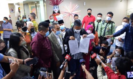 Ketua DPRD DKI Jakarta Prasetyo Edi Marsudi memberikan penjelasan kepada wartawan usai menerima surat usulan hak interpelasi terhadap Gubernur Anies Baswedan terkait gelaran Formula E di kantor DPRD DKI Jakarta, Kamis (26/8). Usulan ini ditandatangani 33 anggota anggota dewan yang berasal dari fraksi PDIP dan PSI. 