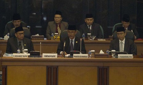 Ketua DPRD DKI Jakarta Prasetyo Edi Marsudi (tengah) bersama Wakil Ketua Muhammad Taufik (kiri), Triwisaksana (kanan) memimpin rapat paripurna di Jakarta, Kamis (26/2). 