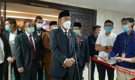 Ketua DPRD DKI Prasetyo Edi Marsudi memberikan keterangan kepada wartawan.