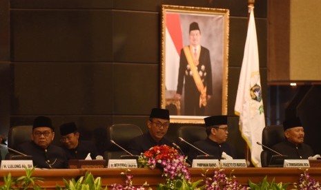 Ketua DPRD Jakarta Prasetyo Edi Marsudi (tengah) didampingi Wakil Ketua Mohammad Taufik (kiri), Triwicaksana (kedua kanan) dan Ferrial Sofyan, memimpin Rapat Paripurna Istimewa di Gedung DPRD Provinsi Jakarta, Senin (22/6). Rapat Paripurna Istimewa tersebu