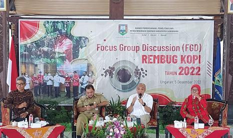 Ketua DPRD Kabupaten Semarang, Bondan Marutohening (baju putih) saat menjadi pembicara pada acara Focus Group Discussion (FGD) Rembug Kopi 2022 Kabupaten Semarang, di pendopo rumah dinas Bupati Semarang, di Ungaran, Senin (5/12).