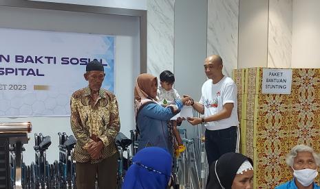  Ketua DPRD Kabupaten Semarang, Bondan Marutoning, dan Bupati Semarang, H Ngesti Nugraha, menyerahkan secara simbolis bantuan pencegahan stunting, dalam bakti sosial dalam acara peresmian At-Tin Hospital Bawen, Kabupaten Semarang.