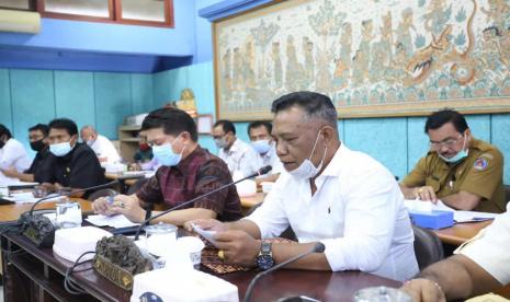 Ketua DPRD Klungkung, Anak Agung Gde Anom (kedua kanan)