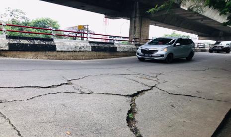 Ketua DPRD Kota Bogor, Atang Trisnanto meninjau jalan nasional di Jalan Soleh Iskandar, Tanah Sareal yang hampir amblas, Selasa (31/8). Kementerian Pekerjaan Umum dan Perumahan Rakyat (Kemen PUPR) akan melakukan penanganan sementara pada jalan nasional yang hampir ambles, yakni di Jalan Soleh Iskandar, Kecamatan Tanah Sareal, Kota Bogor. Sedangkan, penanganan permanen di jalan tersebut rencananya akan dianggarkan pada 2022.