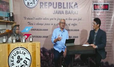 Ketua DPRD Kota Cimahi Ir H Achmad Zulkarnain MT berdiskusi di Program Republikopi, Republika Jawa Barat