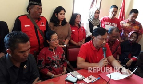 Ketua DPRD Kota Malang, Arief Wicaksono menyatakan, mengundurkan diri dari jabatannya setelah ditetapkan sebagai tersangka atas gratifikasi dana APBD 2015 di Gedung DPC PDIP Kota Malang, Kamis (10/8). 