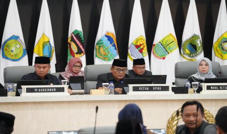 Ketua DPRD Provinsi Jawa Barat Brigadir Jenderal TNI (Purn) Taufik Hidayat saat rapat paripurna dengan agenda penyampaian nota pengantar Gubernur Jawa Barat atas Ranperda P2APBD Jawa Barat Tahun Anggaran 2023 di Bandung, Senin (24/6/2024).