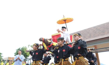 Ketua DPRD Provinsi Jawa Barat Buky Wibawa Karya Guna usai menghadiri Kegiatan Usik Penca Jawa Barat 2024, dalam rangka upaya pemajuan kebudayaan khususnya seni bela diri tradisional penca di Gedung Pusat Pencak Silat Provinsi Jawa Barat, Kabupaten Sumedang. Selasa, (10/12/24).