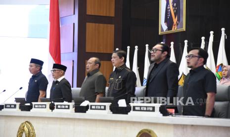 Ketua DPRD Provinsi Jawa Barat Buky Wibawa saat Rapat Paripurna DPRD Provinsi Jawa Barat di Kota Bandung. Senin, (6/1/2025).