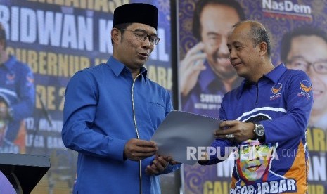 Ketua DPW Partai Nasdem Jabar Saan Mustopa menyerahkan surat rekomendasi kepada Wali Kota Ridwan Kamil