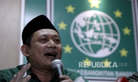 Ketua DPW PKB DKI Jakarta Hasbialla Ilyas (tengah) memberikan keterangan pers di kantor DPW PKB DKI Jakarta, Kamis (23/2).