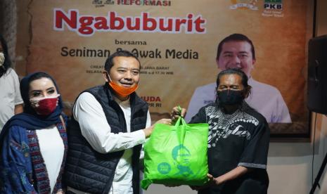 Ketua DPW PKB Jabar Syaiful Huda yang juga Ketua Komisi X DPR RI, meminta Menteri Pendidikan dan Kebudayaan, Nadiem Makarim serta Dirjen Kebudayaan Kemendikbud agar dengan tegas membuat kebijakan agar para seniman bisa kembali beraktivitas untuk menunjukkan ekspresi serta karya-karyanya. 