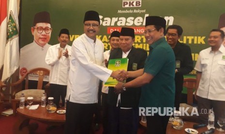 Ketua DPW PKB Jawa Timur Abdul Halim Iskandar menyerahkan surat rekomendasi kepada Wakil Gubernur Jawa Timur Saifullah Yusuf untuk maju di Pilgub Jatim 2018. Penyerahan dilakukan di Novotel Surabaya, Jalan Raya Ngagel Nomor 173-175, Ngagel, Wonokromo, Surabaya, Rabu (11/10).