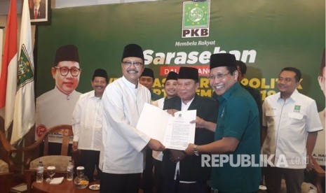 Ketua DPW PKB Jawa Timur Abdul Halim Iskandar menyerahkan surat rekomendasi kepada Wakil Gubernur Jawa Timur Saifullah Yusuf untuk maju di Pilgub Jatim 2018. Penyerahan dilakukan di Novotel Surabaya, Jalan Raya Ngagel Nomor 173-175, Ngagel, Wonokromo, Surabaya, Rabu (11/10).