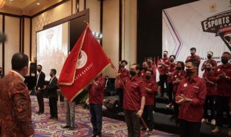 Ketua E-Sports Indonesia (ESI) Cabang Kota Bandung periode 2020- 2024 Dandan Riza Wardhana (pegang bendera) bersama jajaran pengurus ESI Kota Bandung resmi dilantik oleh Ketua E-Sports Indonesia Provinsi Jabar Brigjen TNI Dedy Agus Purwanto di Ball Room Hotel Papandayan, Bandung, Jumat (11/9).