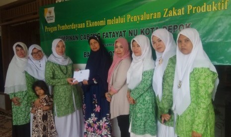 Ketua Fatayat NU Kota Depok, Hj Yuminah, menyerahkan bantuan kepada salah seorang mustahik, Senin (27/1). Bantuan ini berasal dari Badan Amil Zakat Nasional (Baznas) yang bekerja sama dengan Fatayat NU dan beberapa organisasi lainnya dalam penyalurannya. 