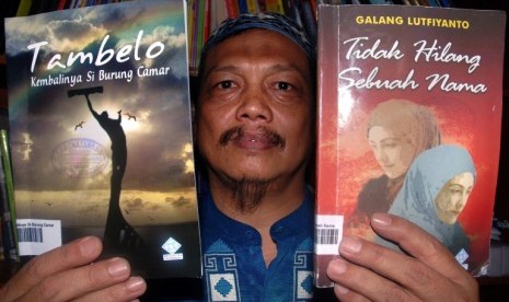 Ketua Federasi Guru Independen Indonesia (FGII) Jabar yang juga kepala sekolah SDN Cempaka Arum, Ahmad Taufan, menunjukkan dua buah buku novel yang mengandung muatan pornografi