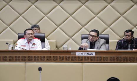 Ketua Forkomnas DOB Syaiful Huda (kiri) dan Ketua Komisi II DPR Ahmad Doli Kurnia (kanan) saat rapat dengar pendapat (RDP) di gedung DPR RI, Senin (19/6/2023).