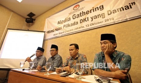 Ketua Forum Kerukunan Umat Beragama (FKUB) DKI Jakarta KH. Syafii Mufid, Rais Syuriah Pengurus Besar Nahdlatul Ulama (PBNU) KH Ahmad Ishomuddin, Anggota Komisioner Bawaslu Pemprov DKI Jakarta Muhammad Jufri, dan Pengamat Politik Lima (Lingkar Madani),  