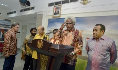 Ketua Forum Kerukunan Umat Beragama Papua Lipiyus Binilek (kedua kanan) didampingi Staf Khusus Presiden Lennys Kogoya (kedua kiri) serta sejumlah tokoh masyarakat dan pimpinan Gereja Injili Di Indonesia (GIDI) memaparkan hasil pertemuan tertutup dengan Pre