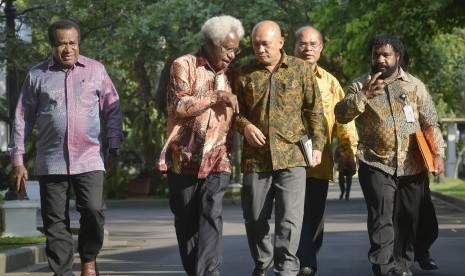 Ketua Forum Kerukunan Umat Beragama Papua Lipiyus Binilek (kedua berbincang dengan Staf Khusus Bidang Komunikasi Presiden Teten Masduki (tengah) didampingi Staf Khusus Presiden Lennys Kogoya (kanan) serta sejumlah tokoh masyarakat dan pimpinan Gereja Injil