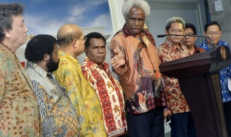 Ketua Forum Kerukunan Umat Beragama Papua Lipiyus Binilek (tengah) didampingi Staf Khusus Presiden Lennys Kogoya (kedua kiri) serta sejumlah tokoh masyarakat dan pimpinan Gereja Injili Di Indonesia (GIDI) memaparkan hasil pertemuan tertutup dengan Presiden