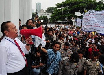 Ketua Forum Komunikasi Karyawan Universitas Trisakti memimpin civitas kampus tersebut saat berunjuk rasa di depan Pengadilan Negeri (PN) Jakarta Barat, Senin (27/2). (Republika/Aditya Pradana Putra)