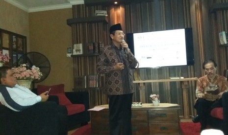 Ketua Forum Komunikasi KBIH KH Ahmad Sofwan (tengah), Wakil Ketua Astindo Rudiana (kanan) dan Presiden Direktur Albilad Travel Jamaluddin Mahmud menjadi nara sumber talk show 