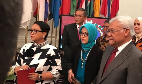 Ketua Forum Rektor Indonesia (FRI), yang juga Rektor Unhas, Prof. Dr. Dwia Aries Tina Pulubuhu, MA, menandatangani Memorandum of Understanding (MOU) dengan Badan Amil Zakat Nasional (BAZNAS), yang disaksikan langsung oleh Menteri Luar Negeri Palestina, H.E. Dr. Riyad Al-Maliki dan Menteri Luar Negeri Indonesia, Retno R. Marsudi di Kantor Kemenlu, Jakarta, Selasa (16/10)