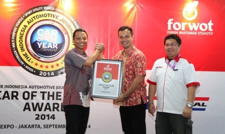 Ketua Forwot Indra Prabowo menyerahkan tanda penghargaan Forwot Car of the Year 2014