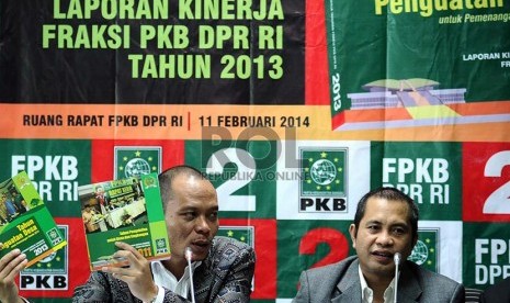 Ketua FPKB Marwan Jafar(kanan), Sekertaris FPKB Hanif Dakhiri (kiri) menunjukan buku usai berikan laporan tahunan fraksi di kompleks Parlemen Senayan, Jakarta, Selasa (11/2).