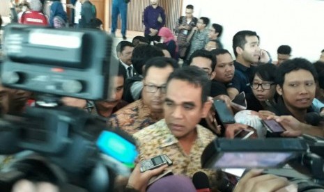 Ketua Fraksi Gerindra Ahmdad Muzani dikerumuni wartawan saat walk out dari ruang sidang paripurna Nusantara II, Jumat (28/4)