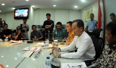 Ketua Fraksi Golkar kubu Agung Laksono, Agus Gumiwang (kedua kanan), Sekertaris Fraksi Golkar versi Munas Ancol, Fayakun Andriadi (ketiga kanan) bersama anggota kubu Agung Laksono memberikan keterangan kepada wartawan saat berhasi masuk keruang fraksi Part