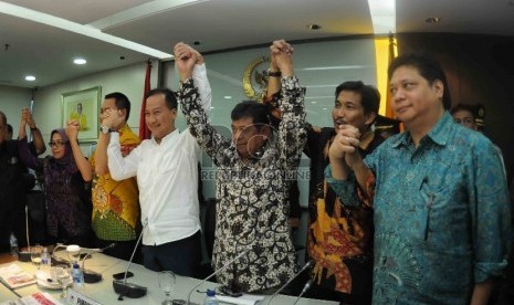 Ketua Fraksi Golkar kubu Agung Laksono, Agus Gumiwang (keempat kanan), Sekertaris Fraksi Golkar versi Munas Ancol, Fayakun Andriadi (kedua kiri), Anggota Partai Golkar, Airlangga (kanan) bersama anggota kubu Agung Laksono memberikan keterangan kepada warta