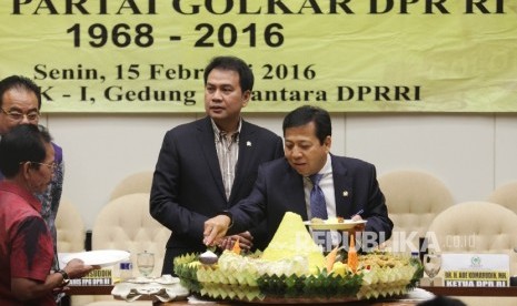 Ketua Fraksi Golkar Setya Novanto (kanan) didampingi Sekretaris FPG Aziz Syamsuddin (kedua kanan) dan Bendahara FPG Robert Joppy Kardinal (kiri) memotong tumpeng saat syukuran ulang tahun Fraksi Partai Golkar ke-48 di Komplek Parlemen Senayan, Jakarta, Sen