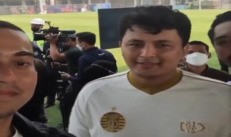 Ketua Fraksi Nasdem DPRD DKI, Wibi Andrino bersama anggota Fraksi PSI DPRD DKI,  Anggara Wicitra Sastroamidjojo saat meninjau Jakarta International Stadium (JIS), Jumat (22/10). 