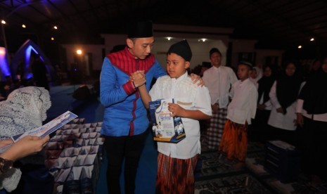 Ketua Fraksi Partai Demokrat DPR Edhie Baskoro Yudhoyono (Ibas) saat menggelar acara Makan Sahur Bersama Anak Yatim yang dipusatkan di Aneka Jaya Hall Kabupaten Pacitan, Jawa Timur, Ahad (3/6).