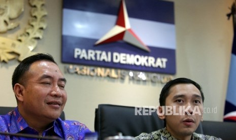 Ketua Fraksi Partai Demokrat Edhie Baskoro Yudhoyono (Ibas) (tengah)bersama Sekretaris Fraksi Demokrat Didik Mukriyanto (kiri) saat melakukan silaturahim dengan awak media di kantor Fraksi Partai Demokrat, KOmpleks Parlemen, Jakarta, Rabu (20/1).