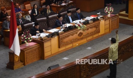 Ketua Fraksi Partai Gerindra Ahmad Muzani melakukan interupsi kepada pimpinan untuk menolak hak angket KPK saat Rapat Paripurna DPR di Kompleks Parlemen, Senayan, Jakarta, Jumat (28/4). 