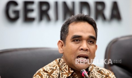 Ketua Fraksi Partai Gerindra Ahmad Muzani (tengah)