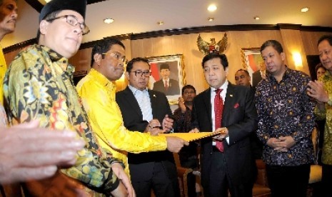 Ketua Fraksi Partai Golkar DPR Ade Komaruddin (kiri).