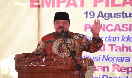 Ketua Fraksi Partai Golkar MPR RI  Ir. H.M. Idris Laena, MH.