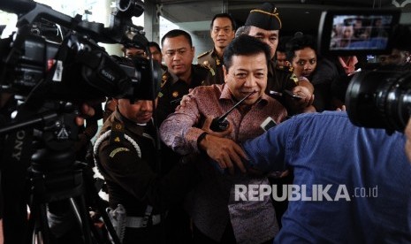  Ketua Fraksi Partai Golkar Setya Novanto usai menghadiri pemeriksaan di kantor Kejaksaan Agung, Jakarta, Kamis (4/2).  . (Republika/Tahta Aidilla)