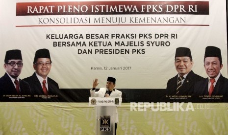 Ketua Fraksi Partai Keadilan Sejahtera (PKS) DPR Jazuli Juwaini menyampaikan pidato politiknya saat menghadiri rapat pleno istimewa PKS di Jakarta, Kamis (12/1).