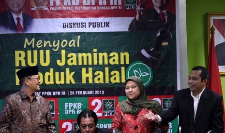 Ketua Fraksi Partai Kebangkitan Bangsa (PKB) Marwan Jafar (kanan), Ketua Komisi VIII DPR Ida Fauziyah (kedua kanan), Anggota DPR Alie Maschan Moesa (kedua kiri) dan Ketua Badan Halal Nahdlatul Ulama Maksum Machfoedz (kiri) menjadi nara sumber acara diskusi