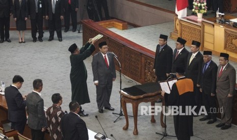 Ketua Fraksi PDI Perjuangan Utut Adianto Wahyuwidayat mengucap sumpah jabatan saat pelantikan di Rapat Paripurna DPR, Kompleks Parlemen Senayan, Jakarta, Selasa (20/3). 