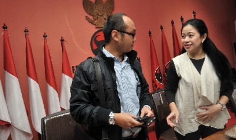 Ketua Fraksi PDIP DPR, Puan Maharani berbincang dengan Direktur Eksekutif Charta Politika, Yunarto Wijaya.